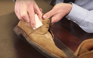 Làm thế nào để tránh tình trạng giày da lộn nam bị bạc màu?