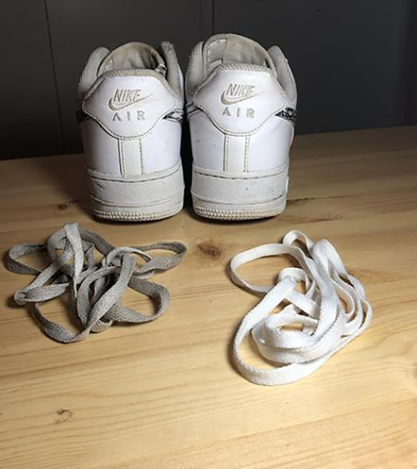 Làm sạch dây giày