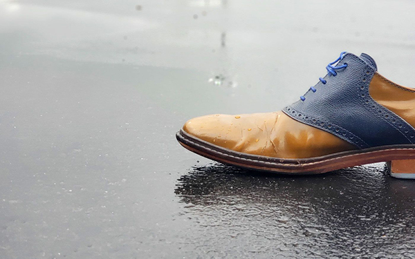Giày nam đế da và những lý do không nên chọn đi vào trời mưa