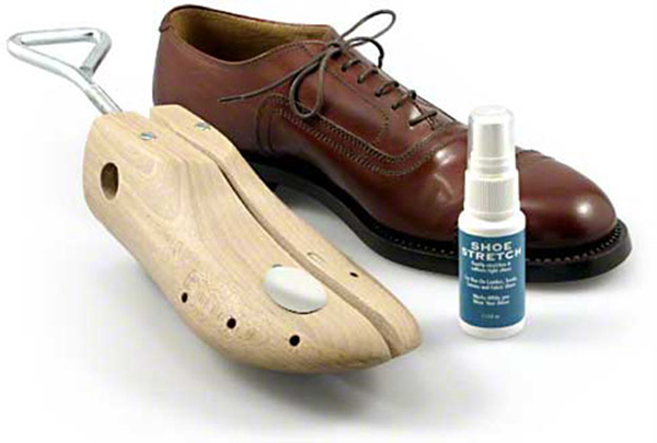 Sử dụng khuôn gỗ dành cho giày nam