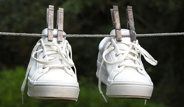 Phơi giày thể thao trắng dưới nắng có khiến cho giày của bạn bị ố vàng?