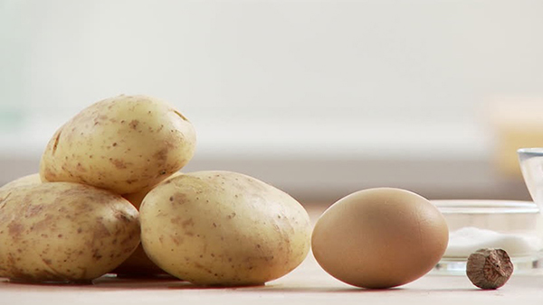 Khoai tây và lòng trắng trứng giảm tình trạng nứt da