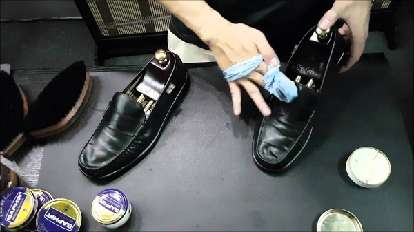 sử dụng hóa chất để vệ sinh giày