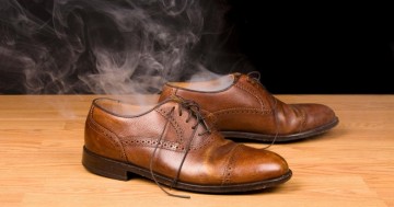 Cách xử lý giày da nam bốc mùi do mồ hôi chân