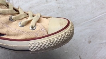 Làm thế nào để xử lý những vết ố vàng trên giày sneaker nam trắng?