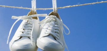 Phơi giày thể thao trắng dưới nắng có thật sự bị ố vàng?